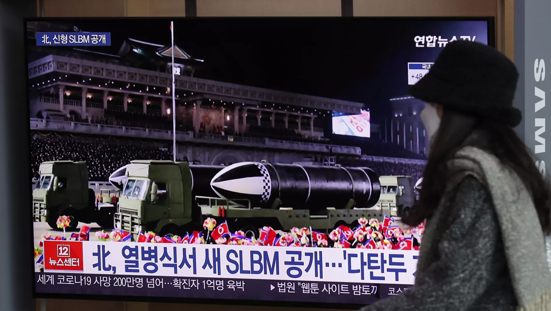 Una mujer ve por la televisión el desfile militar celebrado en Pyongyang 