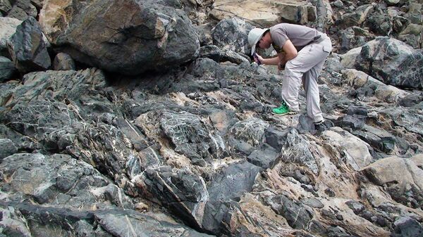 Miembros del equipo canario de investigación en el barranco Aulagar, de Las Palmas de Gran Canarias, durante un muestreo de rocas carbonatítas - Sputnik Mundo