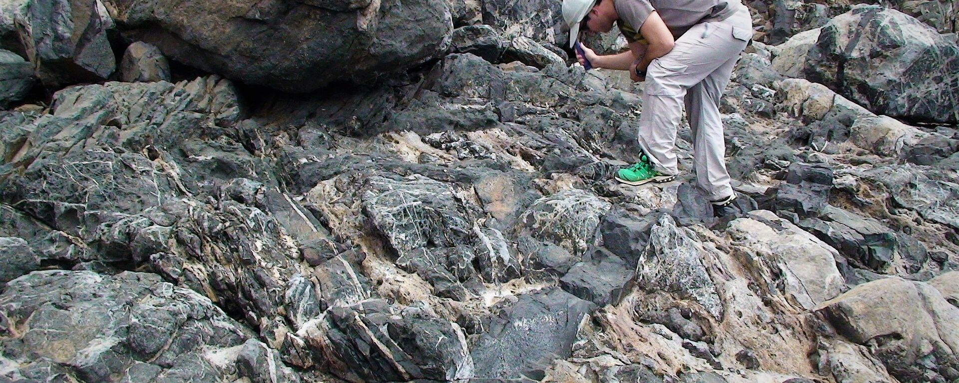 Miembros del equipo canario de investigación en el barranco Aulagar, de Las Palmas de Gran Canarias, durante un muestreo de rocas carbonatítas - Sputnik Mundo, 1920, 19.01.2021