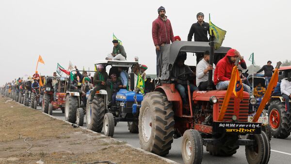 Manifestantes indios protestan contra nuevas leyes agrarias - Sputnik Mundo