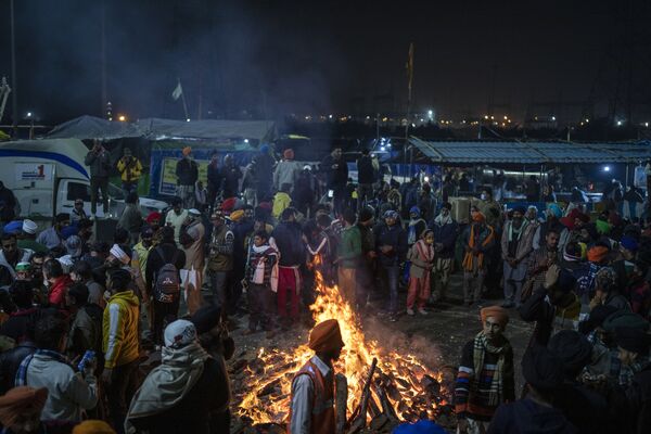 Manifestantes indios que protestan contra nuevas leyes agrarias  - Sputnik Mundo