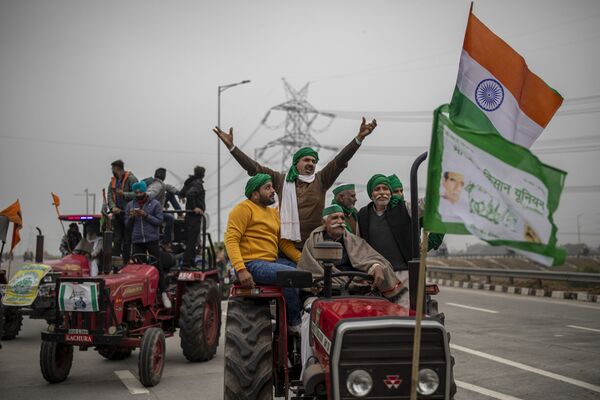 Manifestantes indios que protestan contra nuevas leyes agrarias  - Sputnik Mundo