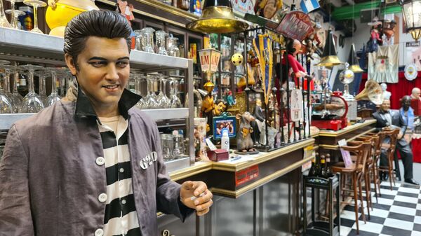 Los cantantes estadounidenses Elvis Presley y Frank Sinatra, sobre la gran barra de madera y mármol - Sputnik Mundo