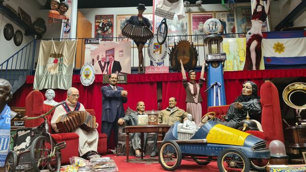 En el escenario, el papa Francisco, Raúl Alfonsín, Evita y Juan Perón, Cristina Kirchner y Tita Merello - Sputnik Mundo