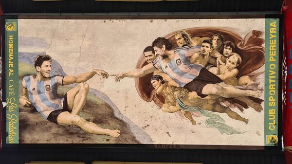 La versión futbolera de la 'Creación de Adán' de Miguel Ángel , con Maradona como Dios y Messi como Adán - Sputnik Mundo