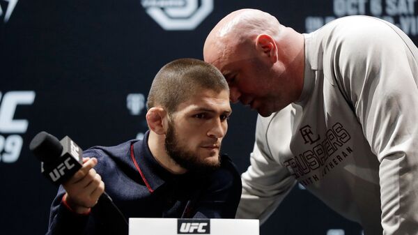 Khabib junto a Dana White, foto de archivo - Sputnik Mundo