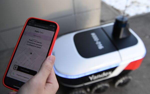 Sabemos la ubicación de cada Rover. Solo el destinatario puede abrir el compartimiento con el pedido a través de su smartphone. Si el Rover se da cuenta de que está pasando algo inusual, nos dará una señal. El operador remoto puede conectarse al robot y obtener datos de las cámaras y otros sensores. Sabemos la ubicación de cada Rover. Solo el destinatario puede abrir el compartimiento con el pedido a través de su smartphone. Si el Rover se da cuenta de que está pasando algo inusual, nos dará una señal. El operador remoto puede conectarse al robot y obtener datos de las cámaras y otros sensores. - Sputnik Mundo