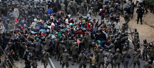 Represión de caravana de migrantes en Guatemala - Sputnik Mundo