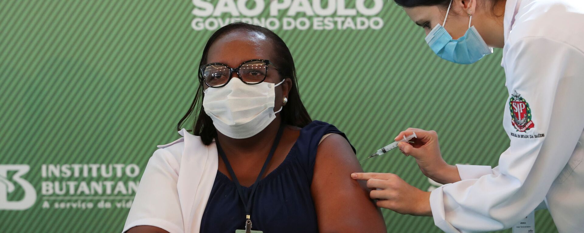 Monica Calazans durante la vacunación - Sputnik Mundo, 1920, 17.01.2021
