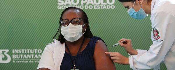 Monica Calazans durante la vacunación - Sputnik Mundo