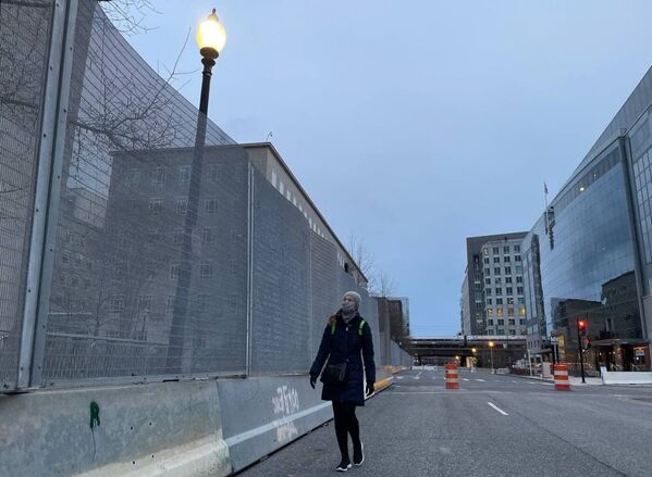 Se han establecido puntos de control alrededor del Capitolio. También los puntos de control aparecieron en la mayoría de las carreteras que conducen al centro de la capital estadounidense.  - Sputnik Mundo