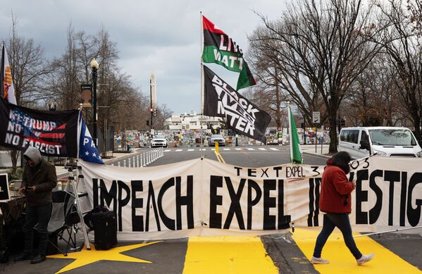 Para el 20 de enero, el número de miembros de la Guardia Nacional aumentará a 25.000 que provendrán de 50 estados. En la foto: manifestantes en una calle cerca del Capitolio en Washington.  - Sputnik Mundo