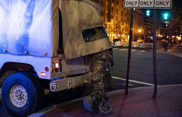 Sin embargo, las autoridades tienen algo que temer: la marcha del millón de milicias planeada para el 20 de enero y diseñada para interferir con la inauguración de Joe Biden está siendo discutida en las redes sociales. En Twitter, Facebook y Telegram se discuten los preparativos para la marchaEn la foto: un militar de la Guardia Nacional cerca de un camión del Ejército en una calle cerca del edificio del Capitolio en Washington, D.C.  - Sputnik Mundo