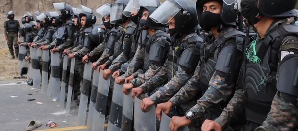 Policías y militares bloquean el paso de una caravana de migrantes hondureños en Guatemala - Sputnik Mundo