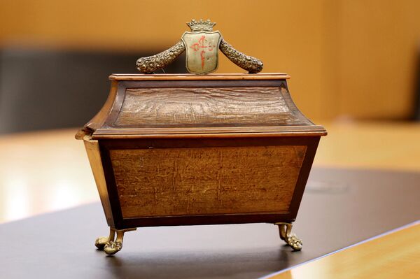 Arqueta en la que se guardaba la llave de la urna funeraria de Calderón de la Barca - Sputnik Mundo