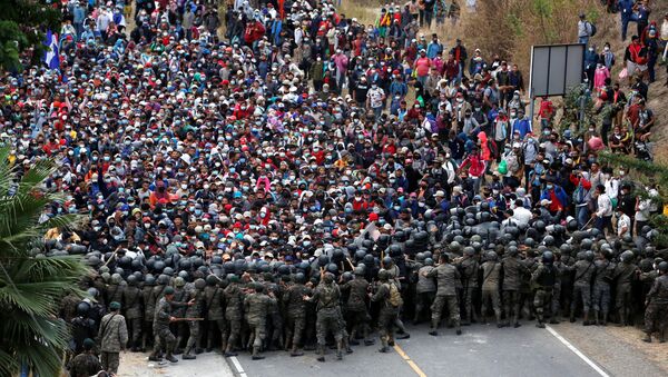 Policías y militares bloquean el paso de una caravana de migrantes hondureños en Guatemala - Sputnik Mundo