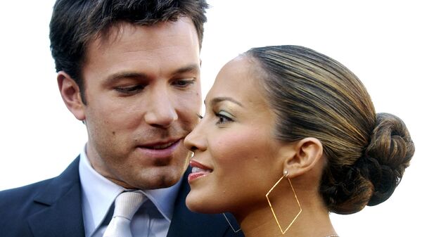 El actor Ben Affleck y su entonces prometida, la actriz y cantante Jennifer Lopez, en 2003 - Sputnik Mundo