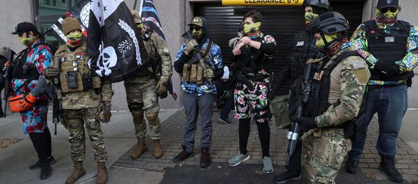 Manifestantes armados en Richmond - Sputnik Mundo