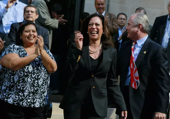 Kamala Harris, la vicepresidenta electa de Estados Unidos, ex fiscal general de California y más tarde senadora, ha sido reconocida por muchos estadounidenses como un ícono del estilo. Los rasgos distintivos del estilo de Harris son la elegancia discreta y el gusto por las perlas grandes.En la foto: la candidata demócrata a fiscal general de California, Kamala Harris, durante una reunión con los votantes en Los Ángeles, 2010. Kamala Harris, la vicepresidenta electa de Estados Unidos, ex fiscal general de California y más tarde senadora, ha sido reconocida por muchos estadounidenses como un ícono del estilo. Los rasgos distintivos del estilo de Harris son la elegancia discreta y el gusto por las perlas grandes.En la foto: la candidata demócrata a fiscal general de California, Kamala Harris, durante una reunión con los votantes en Los Ángeles, 2010. - Sputnik Mundo