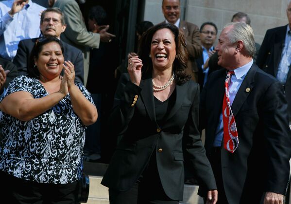 Kamala Harris, la vicepresidenta electa de Estados Unidos, ex fiscal general de California y más tarde senadora, ha sido reconocida por muchos estadounidenses como un ícono del estilo. Los rasgos distintivos del estilo de Harris son la elegancia discreta y el gusto por las perlas grandes.En la foto: la candidata demócrata a fiscal general de California, Kamala Harris, durante una reunión con los votantes en Los Ángeles, 2010. Kamala Harris, la vicepresidenta electa de Estados Unidos, ex fiscal general de California y más tarde senadora, ha sido reconocida por muchos estadounidenses como un ícono del estilo. Los rasgos distintivos del estilo de Harris son la elegancia discreta y el gusto por las perlas grandes.En la foto: la candidata demócrata a fiscal general de California, Kamala Harris, durante una reunión con los votantes en Los Ángeles, 2010. - Sputnik Mundo