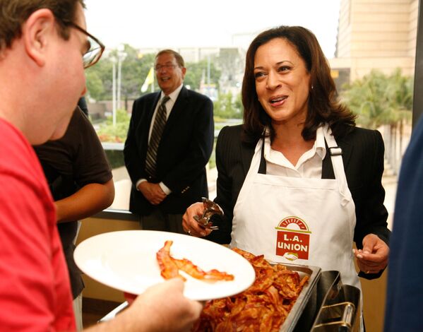 Basta con mirar a Kamala Harris para ver lo que debe ser el estilo de un político minimalista.En la foto: la candidata demócrata a fiscal general de California Kamala Harris durante una reunión con los votantes en Los Ángeles, 2010. Basta con mirar a Kamala Harris para ver lo que debe ser el estilo de un político minimalista.En la foto: la candidata demócrata a fiscal general de California Kamala Harris durante una reunión con los votantes en Los Ángeles, 2010. - Sputnik Mundo
