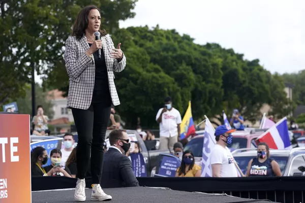 Como una verdadera mujer política, Harris sigue el estilo de 'power dressing'. El principal atributo de su imagen pública es un traje pantalón negro o azul marino. Más a menudo usa uno con pantalones ajustados. Se puede ver a Kamala Harris con zapatillas casi más a menudo que con zapatos.En la foto: la candidata a la vicepresidencia, Kamala Harris, se reúne con los votantes en Miami, Florida, en octubre de 2020. Como una verdadera mujer política, Harris sigue el estilo de 'power dressing'. El principal atributo de su imagen pública es un traje pantalón negro o azul marino. Más a menudo usa uno con pantalones ajustados. Se puede ver a Kamala Harris con zapatillas casi más a menudo que con zapatos.En la foto: la candidata a la vicepresidencia, Kamala Harris, se reúne con los votantes en Miami, Florida, en octubre de 2020. - Sputnik Mundo