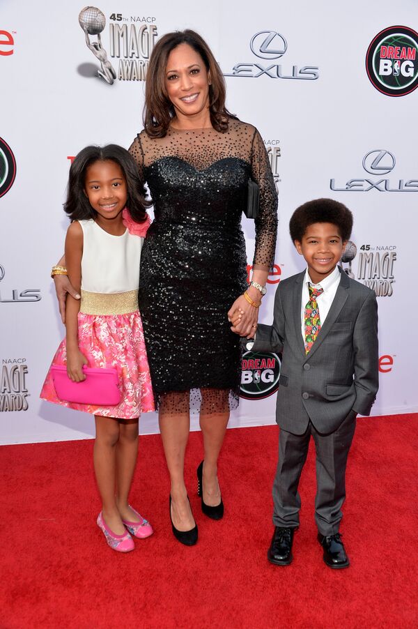 En los eventos sociales, se puede ver a Kamala Harris usando vestidos elegantes, más a menudo monocromáticos.En la foto: la fiscal general de California, Kamala Harris, con los invitados en la 45 edición de NAACP Image Awards en Pasadena, 2014. En los eventos sociales, se puede ver a Kamala Harris usando vestidos elegantes, más a menudo monocromáticos.En la foto: la fiscal general de California, Kamala Harris, con los invitados en la 45 edición de NAACP Image Awards en Pasadena, 2014. - Sputnik Mundo