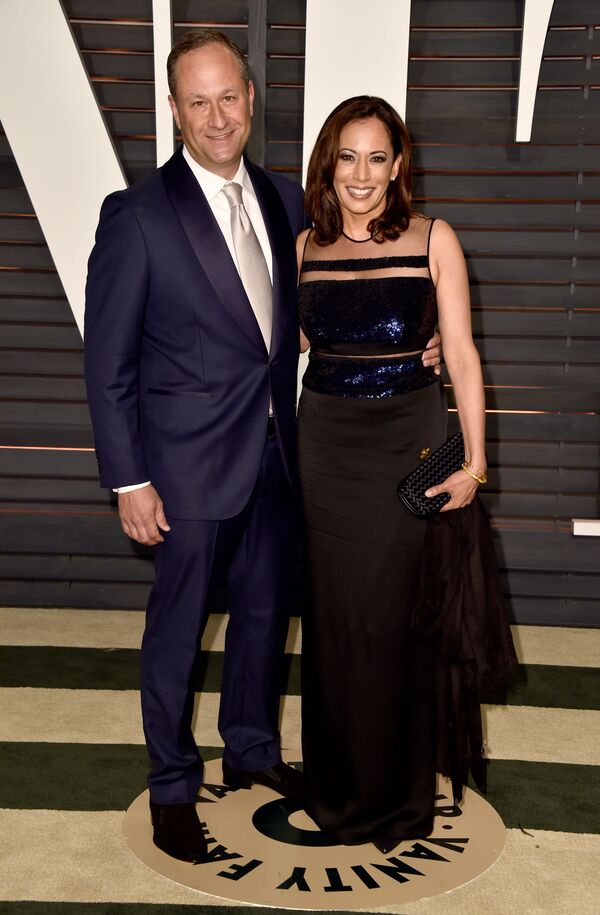 La fiscal general de California, Kamala Harris, y su acompañante durante la fiesta de Vanity Fair Oscar en Beverly Hills, 2015. La fiscal general de California, Kamala Harris, y su acompañante durante la fiesta de Vanity Fair Oscar en Beverly Hills, 2015. - Sputnik Mundo