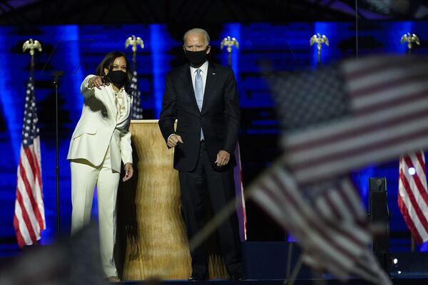 Para su primera aparición como vicepresidenta electa de Estados Unidos, Kamala eligió un traje pantalón de color claro de Carolina Herrera convirtiendo el evento político en un acontecimiento significativo para el mundo de la moda también.En la foto: el presidente electo y la vicepresidenta electa de EEUU se dirigen a la nación en Wilmington, Delaware, el 7 de noviembre de 2020. Para su primera aparición como vicepresidenta electa de Estados Unidos, Kamala eligió un traje pantalón de color claro de Carolina Herrera convirtiendo el evento político en un acontecimiento significativo para el mundo de la moda también.En la foto: el presidente electo y la vicepresidenta electa de EEUU se dirigen a la nación en Wilmington, Delaware, el 7 de noviembre de 2020. - Sputnik Mundo