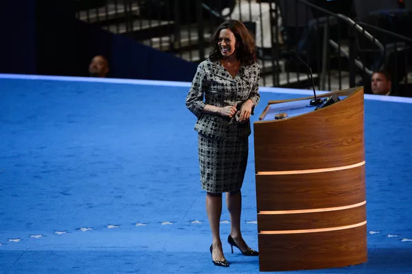 Kamala Harris a veces lleva finas cadenas de oro en lugar de perlas. En general, la nueva vicepresidenta de EEUU es más que moderada en cuanto a las joyas.En la foto, la fiscal general de Estados Unidos, Kamala Harris, habla en una convención del Partido Demócrata en Charlotte, Carolina del Norte, en 2012. Kamala Harris a veces lleva finas cadenas de oro en lugar de perlas. En general, la nueva vicepresidenta de EEUU es más que moderada en cuanto a las joyas.En la foto, la fiscal general de Estados Unidos, Kamala Harris, habla en una convención del Partido Demócrata en Charlotte, Carolina del Norte, en 2012. - Sputnik Mundo