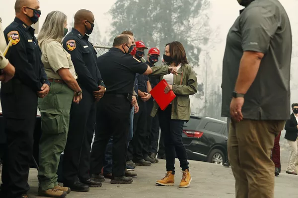 El 20 de enero, Kamala Harris asumirá formalmente la vicepresidencia de Estados Unidos. Por eso renunció a su cargo de senadora de California el 18 de enero.En la foto: la candidata a la vicepresidencia de EEUU Kamala Harris en el lugar de los incendios forestales en Auberry, California. El 20 de enero, Kamala Harris asumirá formalmente la vicepresidencia de Estados Unidos. Por eso renunció a su cargo de senadora de California el 18 de enero.En la foto: la candidata a la vicepresidencia de EEUU Kamala Harris en el lugar de los incendios forestales en Auberry, California. - Sputnik Mundo