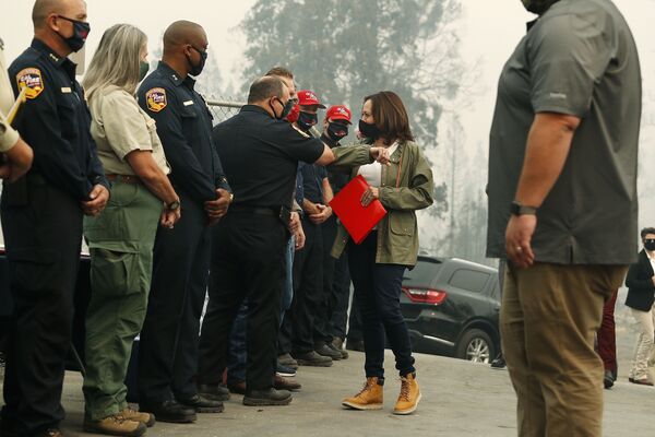 El 20 de enero, Kamala Harris asumirá formalmente la vicepresidencia de Estados Unidos. Por eso renunció a su cargo de senadora de California el 18 de enero.En la foto: la candidata a la vicepresidencia de EEUU Kamala Harris en el lugar de los incendios forestales en Auberry, California. El 20 de enero, Kamala Harris asumirá formalmente la vicepresidencia de Estados Unidos. Por eso renunció a su cargo de senadora de California el 18 de enero.En la foto: la candidata a la vicepresidencia de EEUU Kamala Harris en el lugar de los incendios forestales en Auberry, California. - Sputnik Mundo