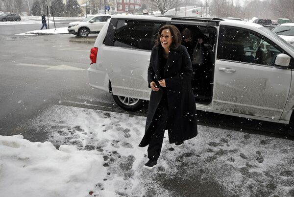 Kamala Harris, de 57 años, será la 49 vicepresidenta de Estados Unidos, la primera mujer, la primera política negra y la primera política con raíces asiáticas en el cargo.En la foto: la senadora del estado de California, Kamala Harris, en Concord, New Hampshire, 2019. Kamala Harris, de 57 años, será la 49 vicepresidenta de Estados Unidos, la primera mujer, la primera política negra y la primera política con raíces asiáticas en el cargo.En la foto: la senadora del estado de California, Kamala Harris, en Concord, New Hampshire, 2019. - Sputnik Mundo