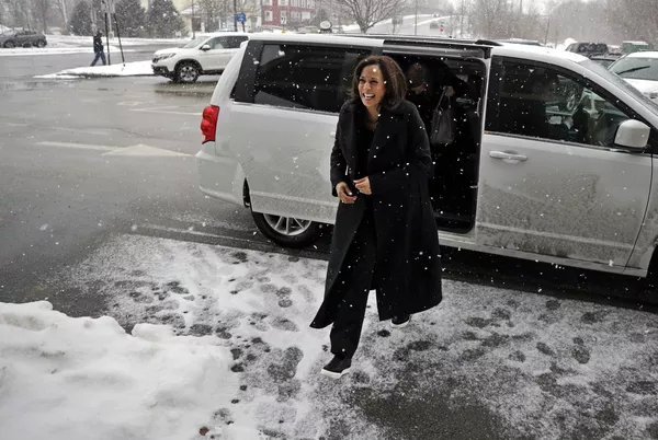 Kamala Harris, de 57 años, será la 49 vicepresidenta de Estados Unidos, la primera mujer, la primera política negra y la primera política con raíces asiáticas en el cargo.En la foto: la senadora del estado de California, Kamala Harris, en Concord, New Hampshire, 2019. Kamala Harris, de 57 años, será la 49 vicepresidenta de Estados Unidos, la primera mujer, la primera política negra y la primera política con raíces asiáticas en el cargo.En la foto: la senadora del estado de California, Kamala Harris, en Concord, New Hampshire, 2019. - Sputnik Mundo