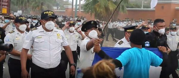 Policías y militares de Guatemala impiden el paso de la caravana de migrantes hondureños - Sputnik Mundo