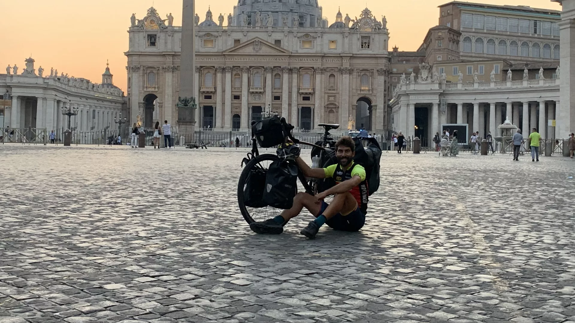 Nil Cabutí, barcelonés de 30 años que recorrió 43 países en bici durante 2020