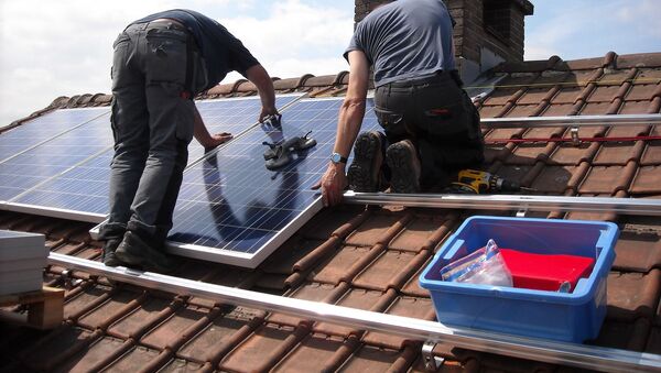 Imagen referencial de paneles solares en un tejado - Sputnik Mundo