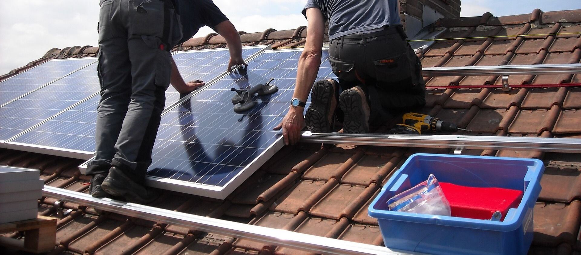 Imagen referencial de paneles solares en un tejado - Sputnik Mundo, 1920, 19.01.2021