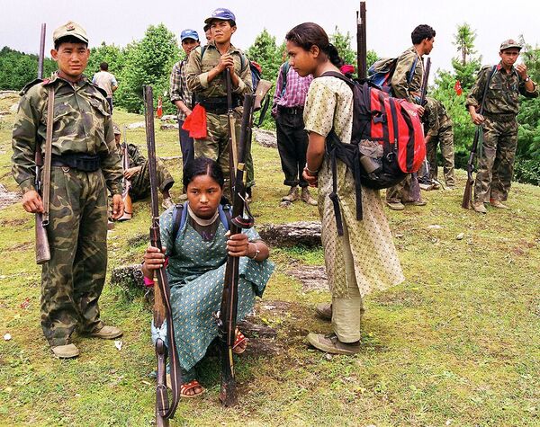 Combatientes maoístas durante la guerra civil nepalí - Sputnik Mundo