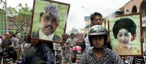 Partidarios de la familia real con retratos del rey y la reina asesinados - Sputnik Mundo