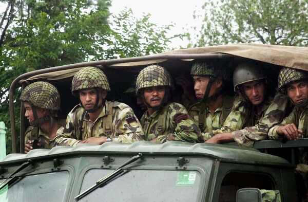 Soldados nepalíes partullan las calles de Katmandú tras el asesinato de la familia real - Sputnik Mundo