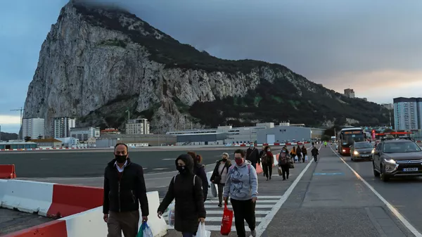 La gente en mascarillas en Gibraltar - Sputnik Mundo