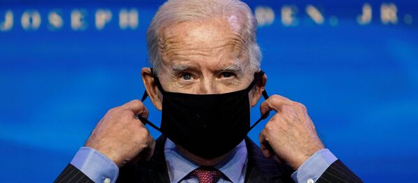 Joe Biden, presidente electo de EEUU, pone la mascarilla - Sputnik Mundo