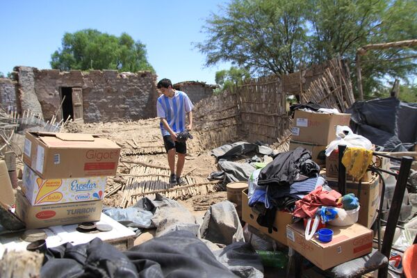 Según varios testimonios recogidos, el impacto del terremoto también se sintió en gran parte de Argentina, particularmente en Mendoza e incluso en barrios de Buenos Aires.  En la foto: un joven recupera sus pertenencias de una casa derrumbada en el departamento de Pocito de la provincia de San Juan. - Sputnik Mundo