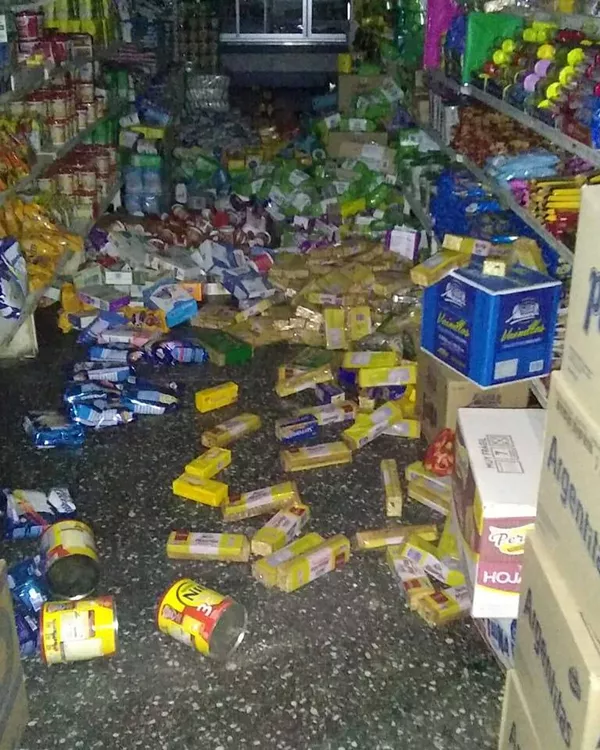 Después de las primeras sacudidas se produjeron réplicas de menor magnitud que se sintieron en las provincias aledañas. En la foto: la mercancía que se encontraba en los estantes de una de las tiendas de San Juan se cayó por los movimientos sísmicos de gran magnitud. Después de las primeras sacudidas se produjeron réplicas de menor magnitud que se sintieron en las provincias aledañas. En la foto: la mercancía que se encontraba en los estantes de una de las tiendas de San Juan se cayó por los movimientos sísmicos de gran magnitud. - Sputnik Mundo