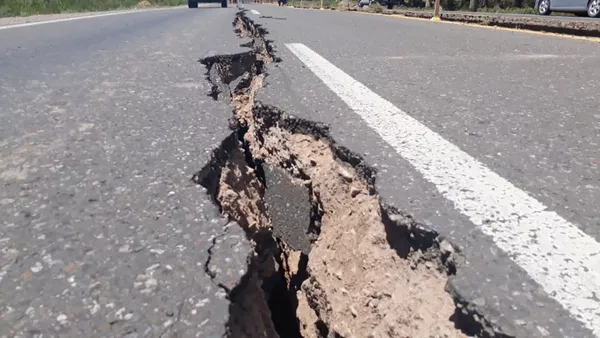 El terremoto dañó, destruyó casas y agrietó las carreteras en varias ciudades. No se registraron víctimas mortales ni tampoco heridos. En la foto: las grietas que dejó el terremoto en una de las carreteras de la ciudad de San Juan. El terremoto dañó, destruyó casas y agrietó las carreteras en varias ciudades. No se registraron víctimas mortales ni tampoco heridos. En la foto: las grietas que dejó el terremoto en una de las carreteras de la ciudad de San Juan. - Sputnik Mundo