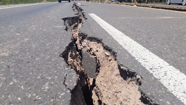 El terremoto dañó, destruyó casas y agrietó las carreteras en varias ciudades. No se registraron víctimas mortales ni tampoco heridos. En la foto: las grietas que dejó el terremoto en una de las carreteras de la ciudad de San Juan. - Sputnik Mundo