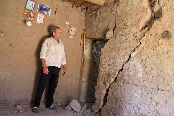 Si bien el epicentro del terremoto se ubicó en la provincia de San Juan, las réplicas llegaron a sentirse en Mendoza, Córdoba, Tucumán, San Luis e inclusive parte de Chile. En la foto: un hombre en una casa destruida por el terremoto en la ciudad de Media Agua, provincia de San Juan. - Sputnik Mundo