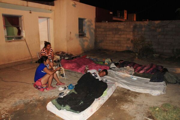 No es la primera vez que un terremoto de gran magnitud impacta en esta provincia argentina. En la foto: varias personas se preparan para dormir en la calle tras el terremoto. - Sputnik Mundo