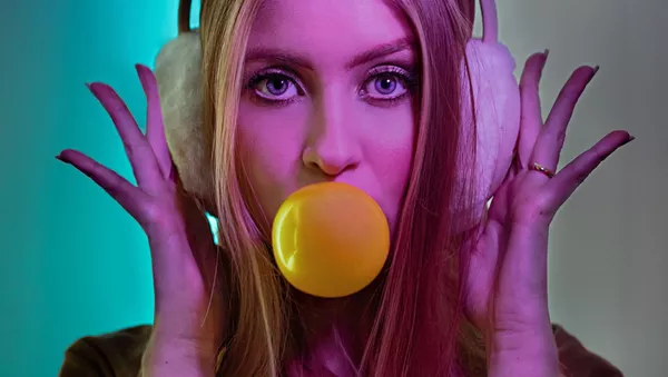 Una chica mastica un chicle, referencial - Sputnik Mundo